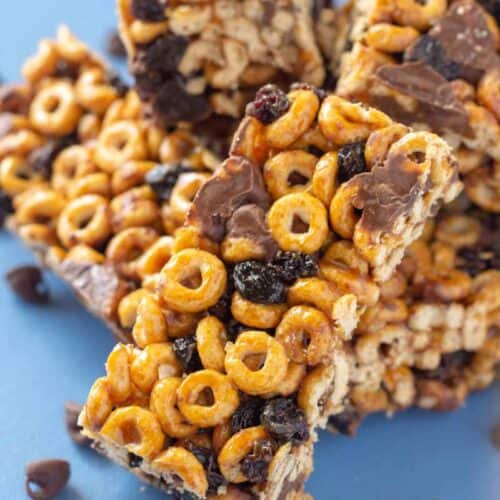 Chocolate Chip Cheerio Cereal Bars • MidgetMomma