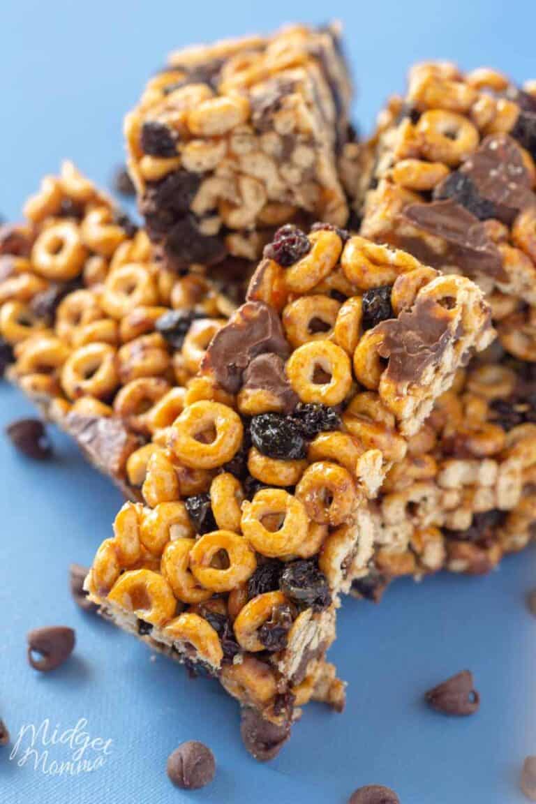 Chocolate Chip Cheerio Cereal Bars • MidgetMomma