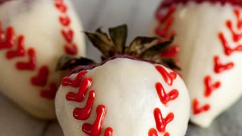 Easy White Chocolate Covered Strawberries • MidgetMomma