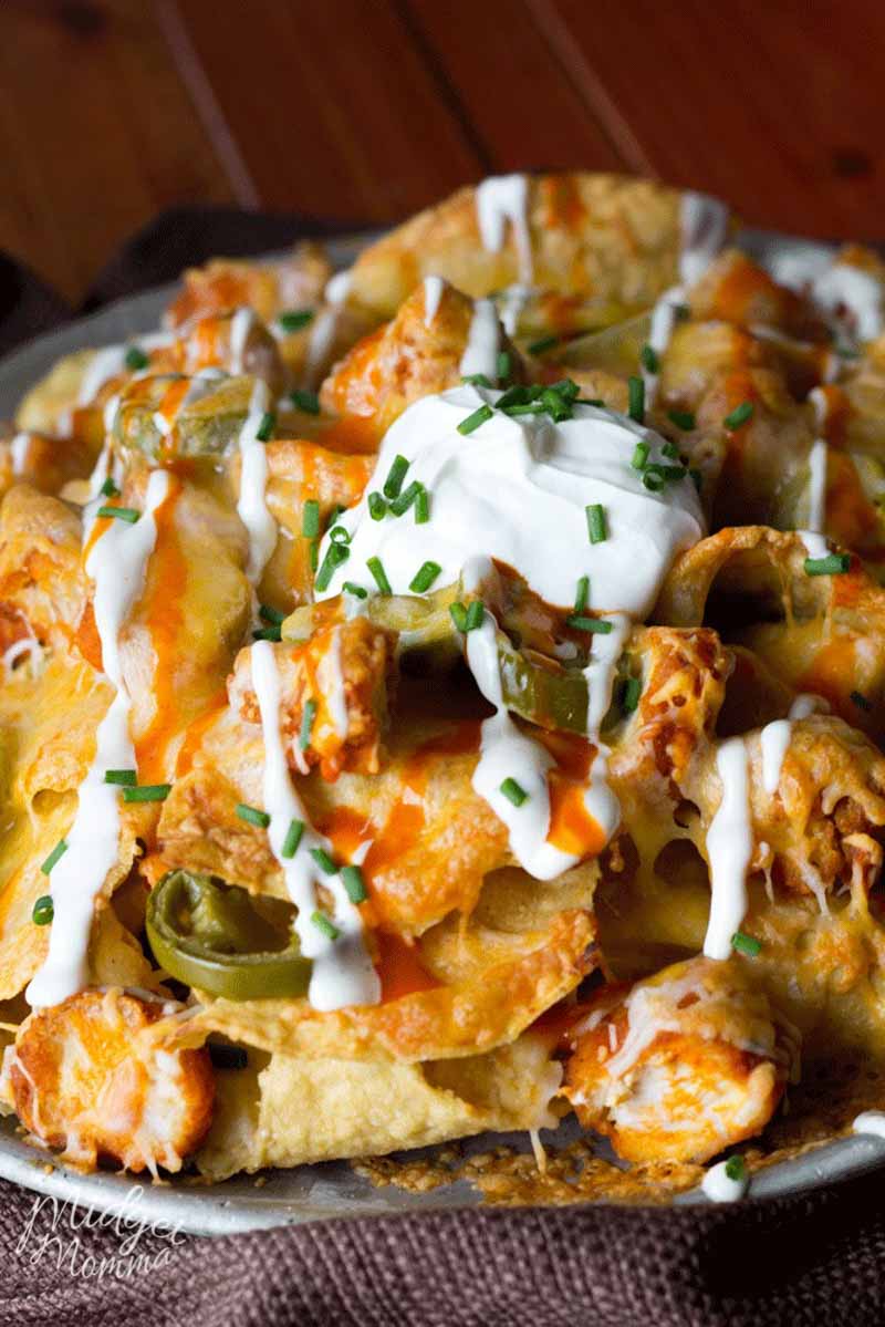 Cheesy Buffalo Chicken Nachos • Midgetmomma