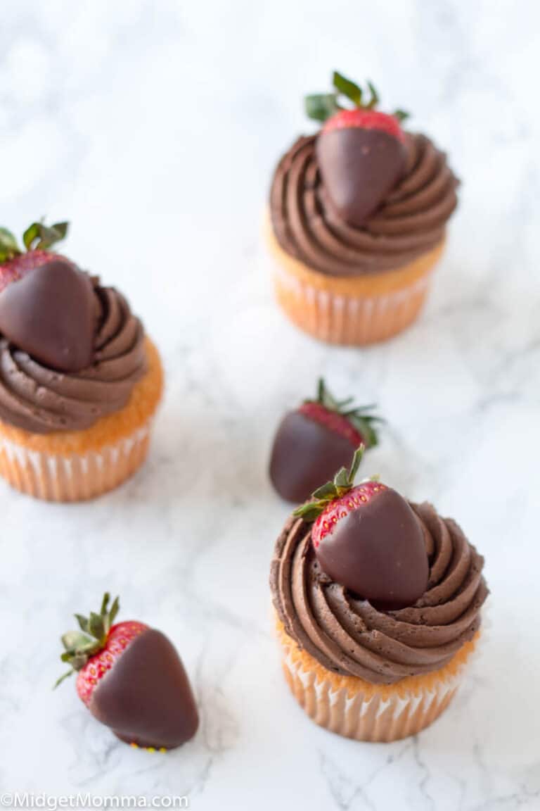 Chocolate Covered Strawberry Cupcakes • Midgetmomma 