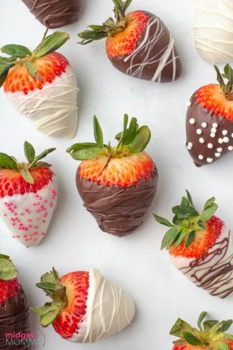 Easy Chocolate Covered Strawberries • MidgetMomma