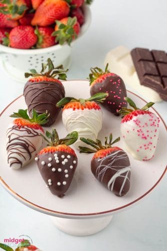 Easy Chocolate Covered Strawberries • MidgetMomma