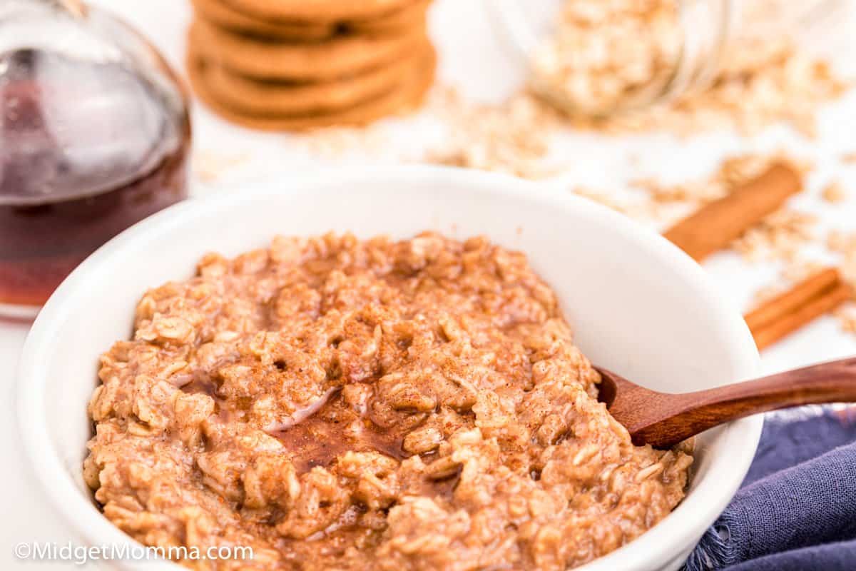 Gingerbread Oatmeal Recipe (Done in 10 minutes!)