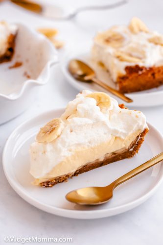 Banana Cream Pie with Graham Cracker Crust • MidgetMomma