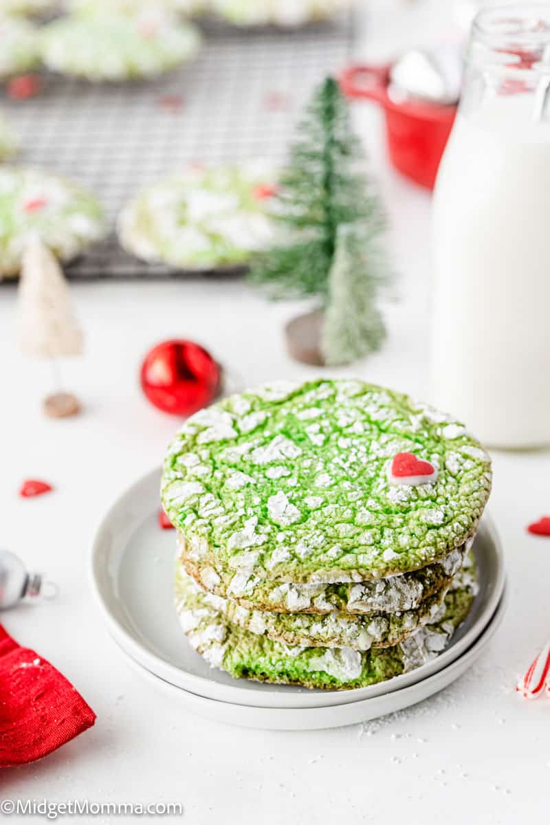 Grinch Designed Cake - The Squeaky Mixer - Easy And Fun Baking Recipes